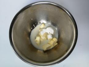 黄油室温软化后，加入糖粉和牛奶