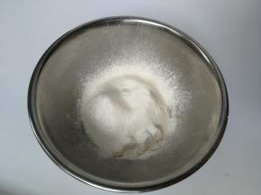 过筛加入低筋面粉