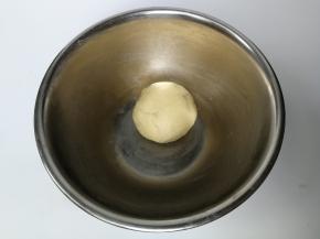 用刮刀拌匀，再和成团，盖保鲜膜放入冰箱冷藏松弛半小时