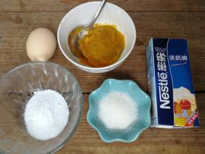 派皮冷藏的时候，可以准备派馅，先把派馅材料称出份量