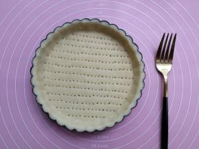 用叉子在底部叉出小孔，防止派皮烘烤时鼓起