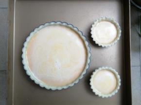 将之前做好的派馅倒入，八分满即可（剩余面团我多做了两个小蛋挞派）