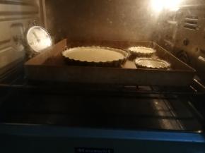 烤箱180预热10分钟后，送入烘烤，先下火180度上火100度烤10分钟，转下火170度上火130度25分钟，视上色情况出炉