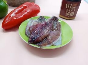 准备新鲜的鱿鱼跟青红椒。