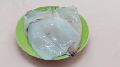 撕去鱿鱼外层的膜，清洗干净。