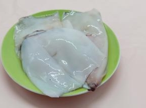 撕去鱿鱼外层的膜，清洗干净。