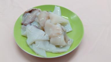 鱿鱼切花刀再切成小段，就是鱿鱼卷了。