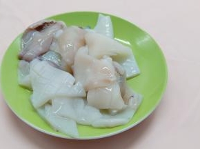 鱿鱼切花刀再切成小段，就是鱿鱼卷了。