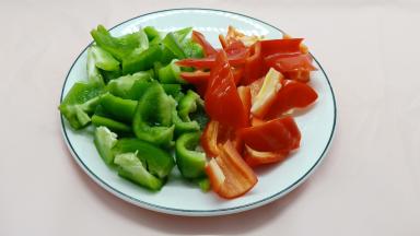 青红椒切小块备用。