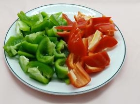 青红椒切小块备用。