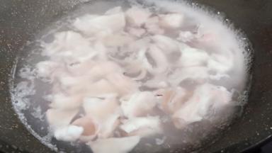 水开焯水1分钟、捞出流水冲洗一下、控干水份（以免炒时溅油）