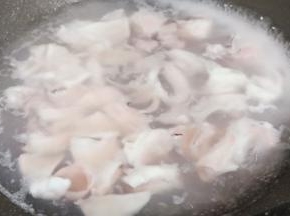 水开焯水1分钟、捞出流水冲洗一下、控干水份（以免炒时溅油）