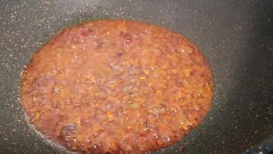 锅里加油、加红烧酱炒出香味！