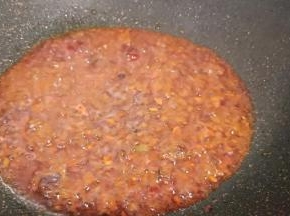 锅里加油、加红烧酱炒出香味！