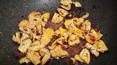 加鱿鱼卷大火快速翻炒，一会香味就出来了。