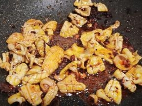 加鱿鱼卷大火快速翻炒，一会香味就出来了。