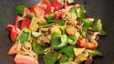 加青红椒炒至断生即可。