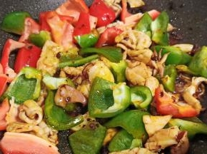 加青红椒炒至断生即可。