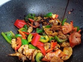 加适量的生抽调味。