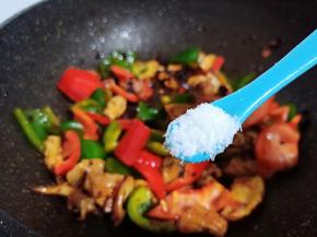 味精少许提鲜、翻炒均匀即可出锅。