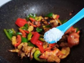 味精少许提鲜、翻炒均匀即可出锅。