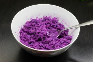 紫薯洗净，放入锅里，隔水蒸熟，去皮，捣碎。