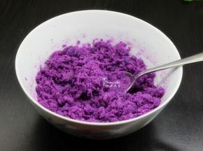 紫薯洗净，放入锅里，隔水蒸熟，去皮，捣碎。