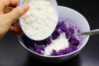 加入白砂糖，拌均，然后把过刷的糯米粉加入，再次拌均。