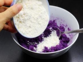 加入白砂糖，拌均，然后把过刷的糯米粉加入，再次拌均。