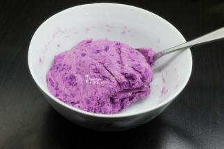 如果紫薯水分比较少的，可以加少许冷水，拌均。揉搓成光滑的紫薯糯米团。