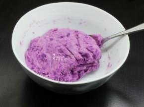 如果紫薯水分比较少的，可以加少许冷水，拌均。揉搓成光滑的紫薯糯米团。