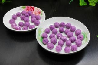 揉的丸子均匀放入盘子上，丸子与丸子自己要留空隙，避免黏在一起。