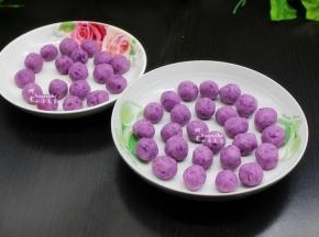 揉的丸子均匀放入盘子上，丸子与丸子自己要留空隙，避免黏在一起。