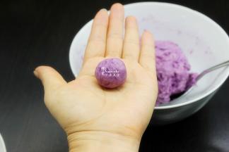 把面团取一个小团，揉搓光滑的小丸子。