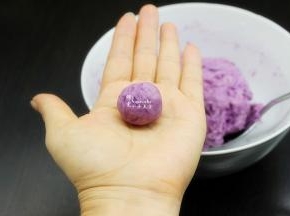 把面团取一个小团，揉搓光滑的小丸子。