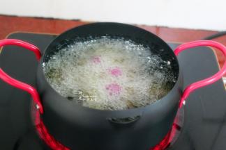 热锅，倒入适量的食用油，油温达到180度左右，放入做好的丸子