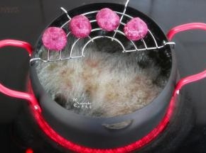 把紫薯丸子炸至外皮焦脆，酥香。捞出，放在沥油架上，继续炸第二锅。