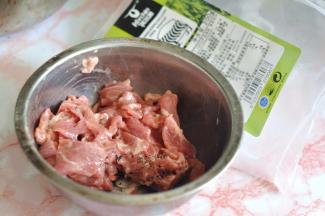 牛肉片里加入淀粉抓匀。