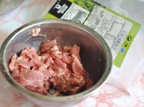 牛肉片里加入淀粉抓匀。