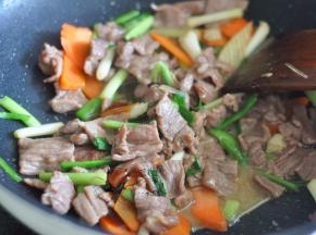 翻炒几下后加入蚝油。