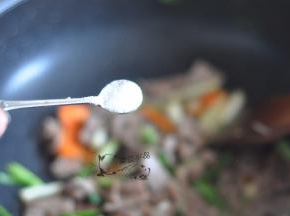 最后加入盐出锅。