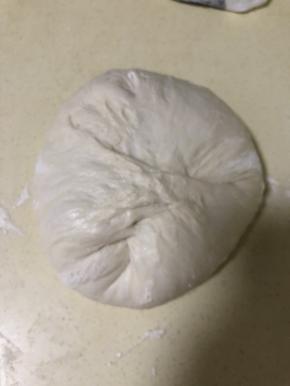拍掉大泡 轻柔整形 不要过多破坏内部结构 这个部分 需要些时间来把握 过紧 会破坏导致面包内部紧密 发不起来