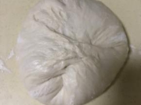 拍掉大泡 轻柔整形 不要过多破坏内部结构 这个部分 需要些时间来把握 过紧 会破坏导致面包内部紧密 发不起来