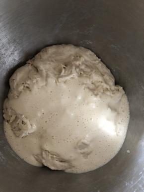 放入盐和酵母 或者活力充沛的天然酵母