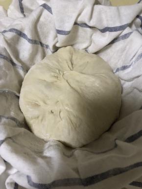 松弛20分钟左右 二次整形 放入 撒了粉的发酵篮里