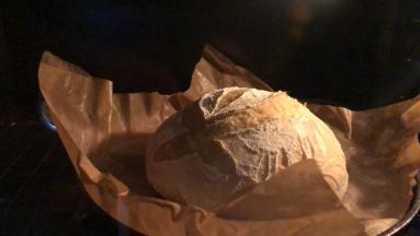 烤20分钟左右 如果扣盆了 记得用隔热手套 拿出来 底火调到180 继续烤30分钟左右 最后几分钟 勤观察 上色到满意 就拿出来 记得带隔热手套！！！