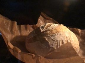 烤20分钟左右 如果扣盆了 记得用隔热手套 拿出来 底火调到180 继续烤30分钟左右 最后几分钟 勤观察 上色到满意 就拿出来 记得带隔热手套！！！