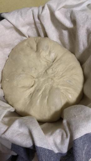 二发至轻压表面 缓慢回弹 我一般是感觉到篮子拿在手里有轻盈的感觉了 就开始预热烤箱