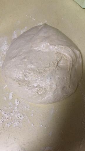 面板撒少量干粉 面团光滑面朝下倒到台面