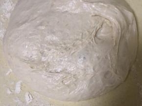 面板撒少量干粉 面团光滑面朝下倒到台面